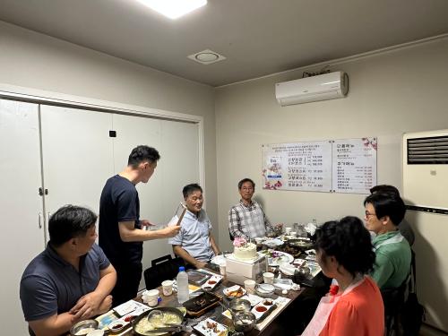 「2023학년도 자치행정학과 최초 정년퇴임 교수님 (김만산 교수님)」의 썸네일